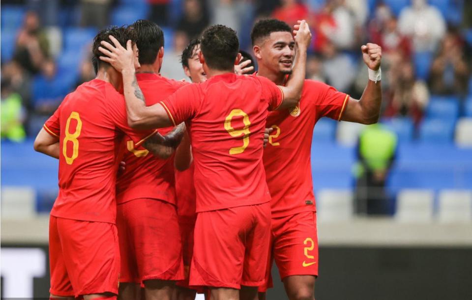 包含2-1领先！2-4遭逆转！亚洲2队出局，世俱杯6场0胜，多特差1分出线的词条