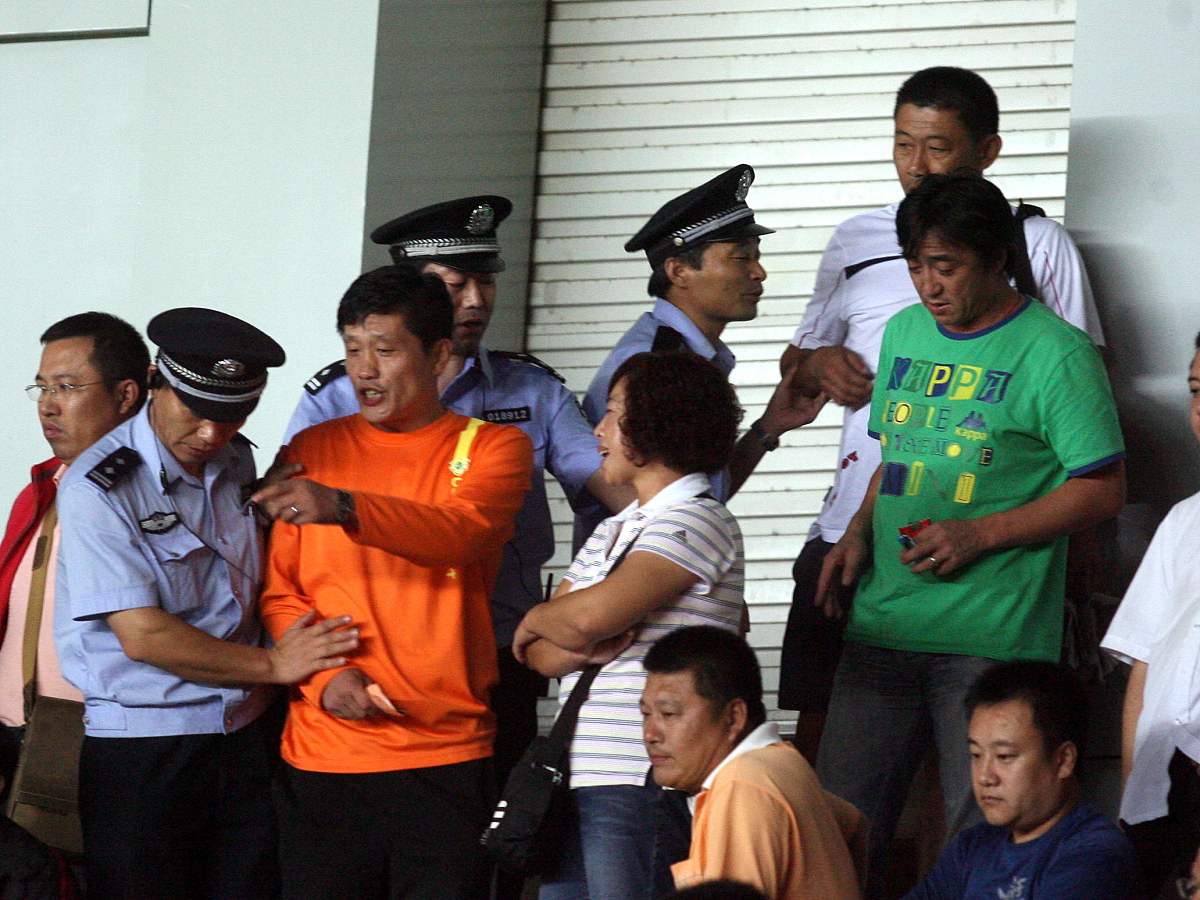 爱体育app-球场外抓捕小偷一幕发生，警方及时处置维护秩序