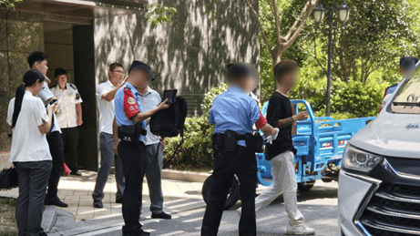 球场外抓捕小偷一幕发生，警方及时处置维护秩序